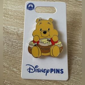Disney Winnie the Pooh Collectible Pin with Honey Pots